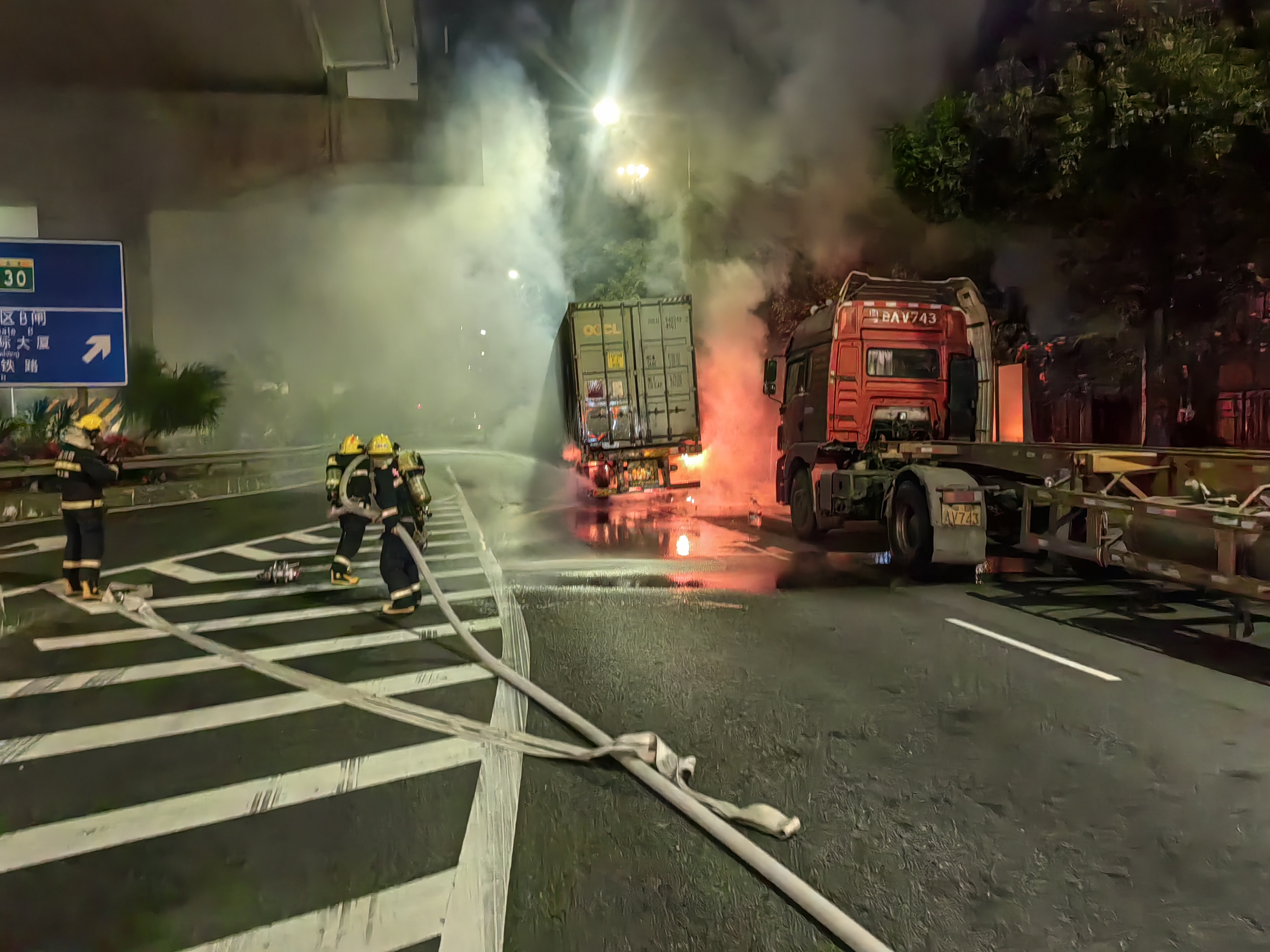 （暂不发）盐田区一货车轮胎起火 消防紧急处置