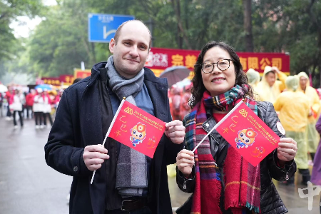 “万人行是一封家书！”荷兰侨领梁国姿四度参加中山万人行