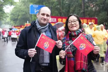 “万人行是一封家书！”荷兰侨领梁国姿四度参加中山万人行