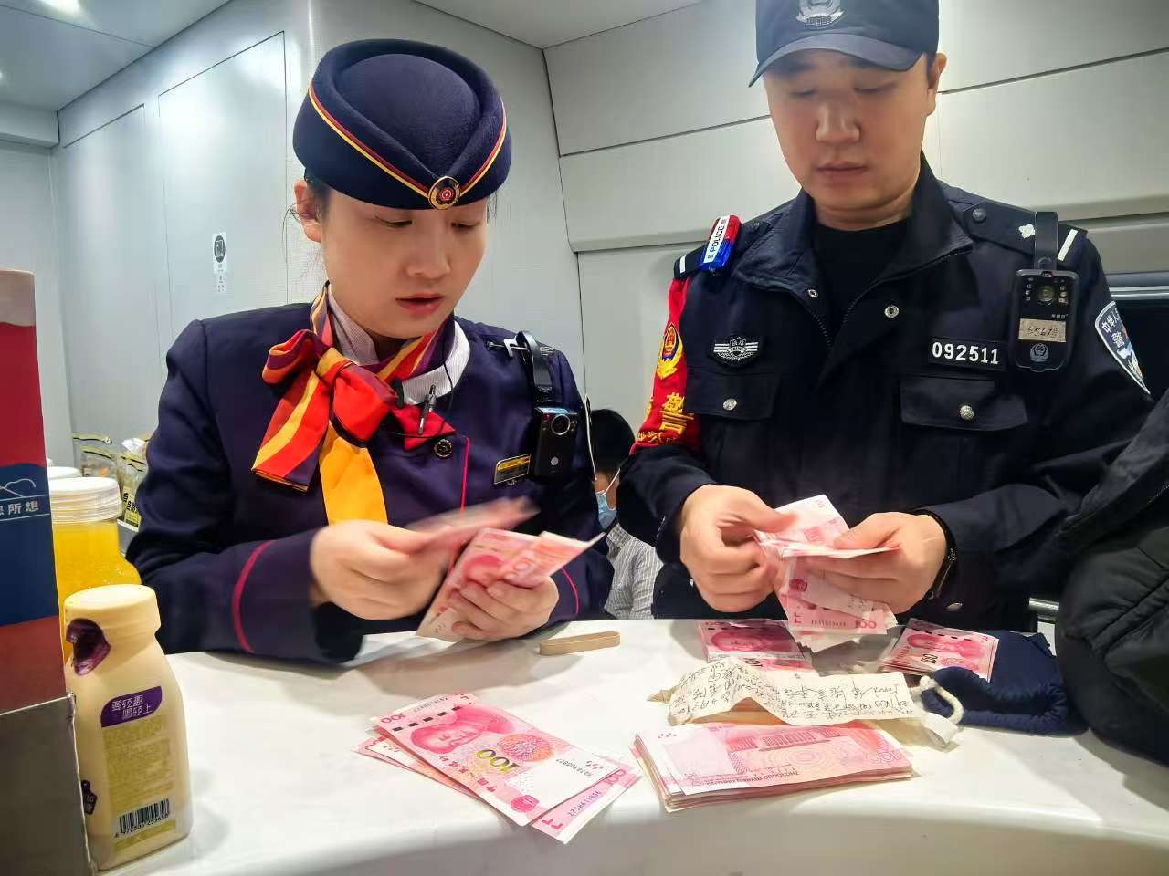 春运温暖护航，深铁乘警助旅客寻回财物