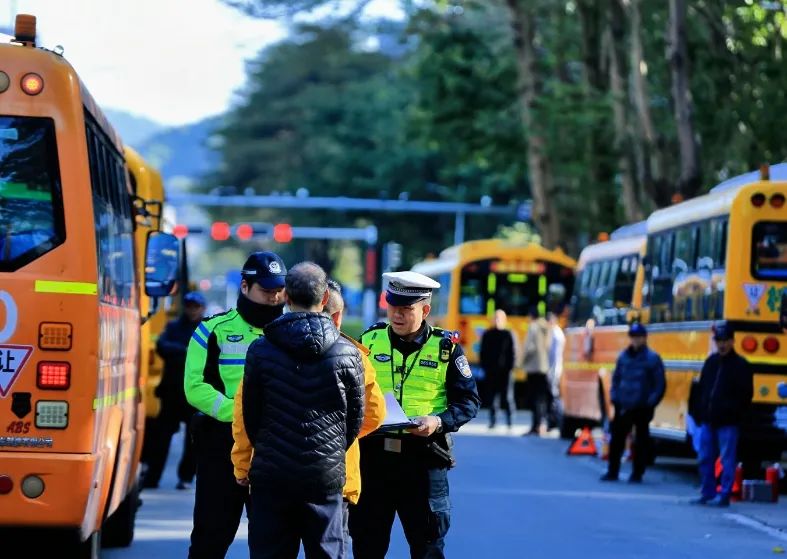 一辆也不能少  深圳交警为全市校车“体检”