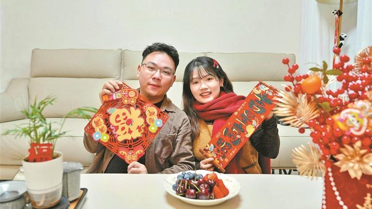 新春走基层 | 梅州客家人欧阳明亮载着家乡年货和妻子在深开启年味之旅