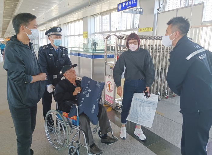 旅客通关遇难题，皇岗边检民警及时出手相助暖人心
