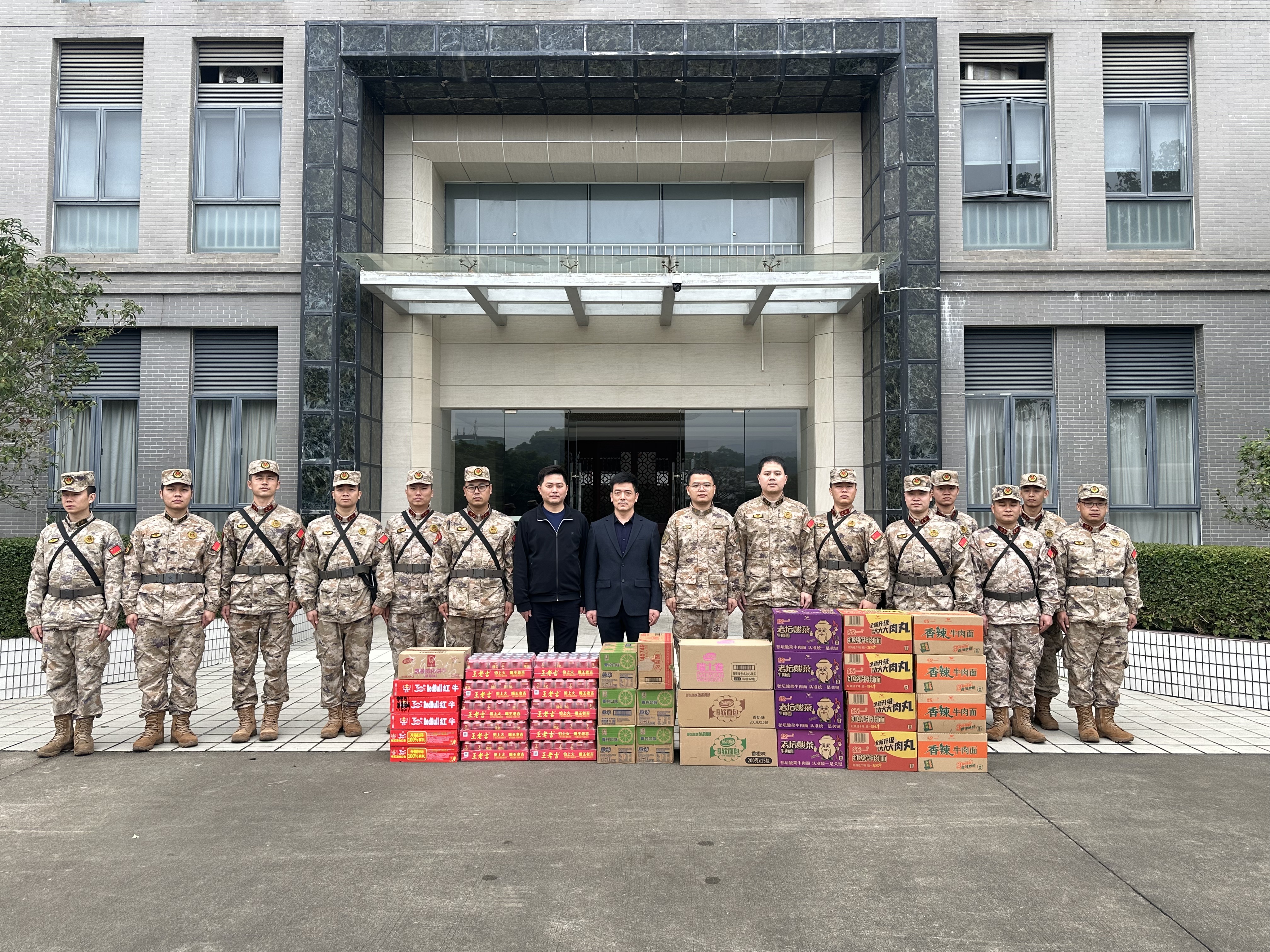 宝安区组织慰问参训民兵