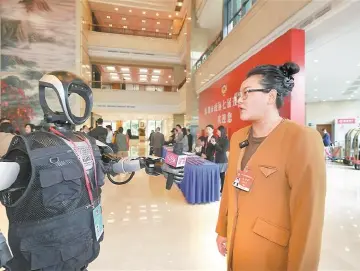 AI赋能新闻报道新体验 会场来了个机器人“记者”
