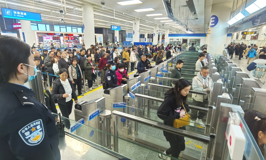 春节长假期尾声，皇岗、福田口岸迎送出入境旅客逾138万人次
