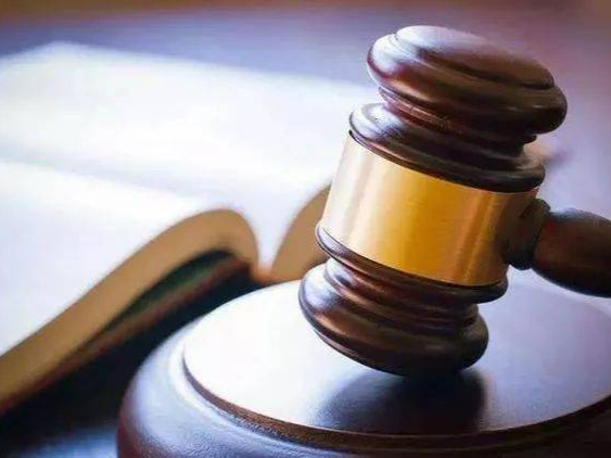 冲上热搜！女子在微信群看到自己被裁员，公司违法吗？