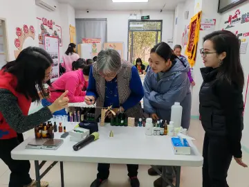木头龙社区开展精油舒压减压工作坊