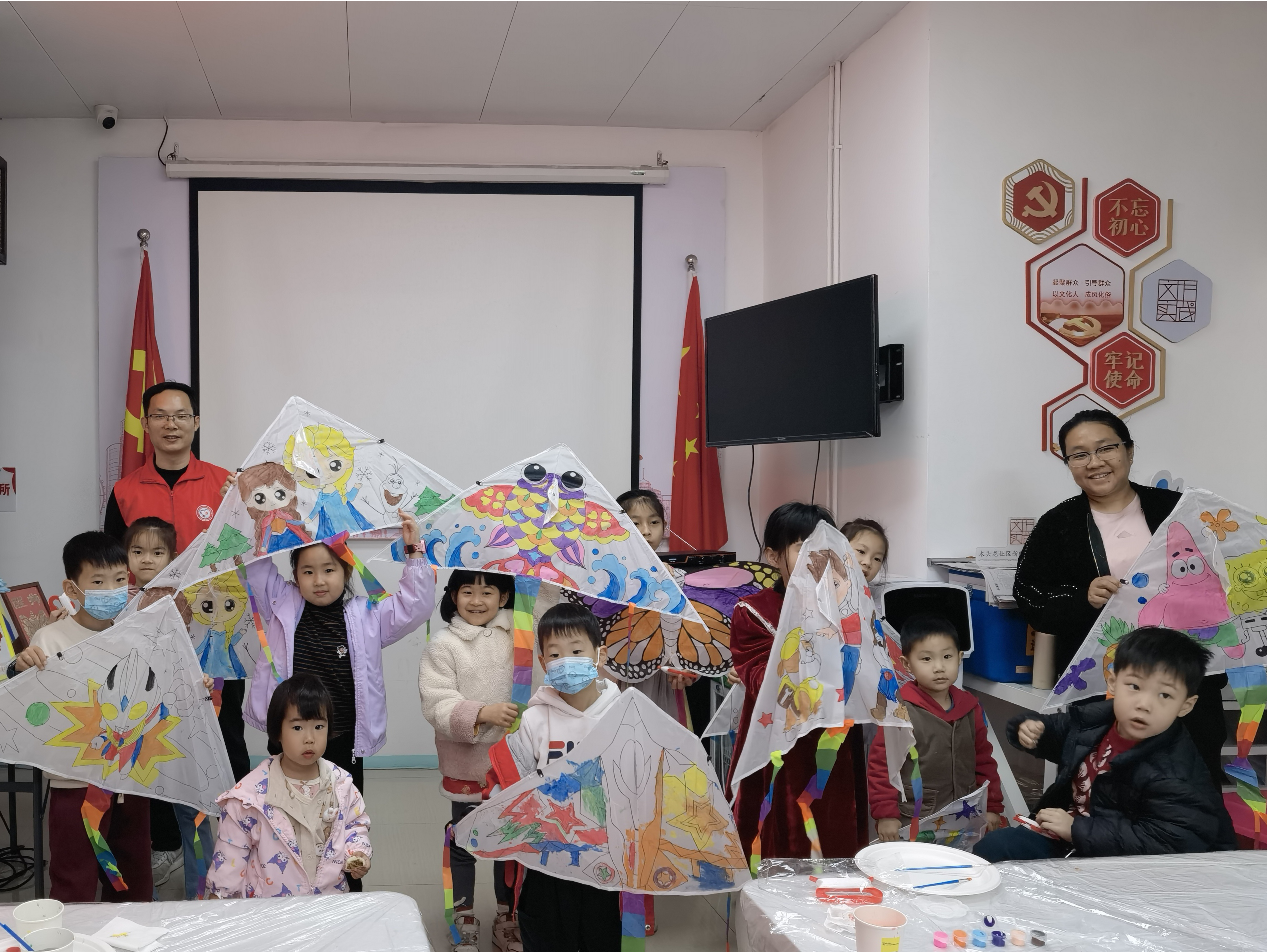 木头龙社区开展“春日纸鸢 逐梦前行”风筝制作活动