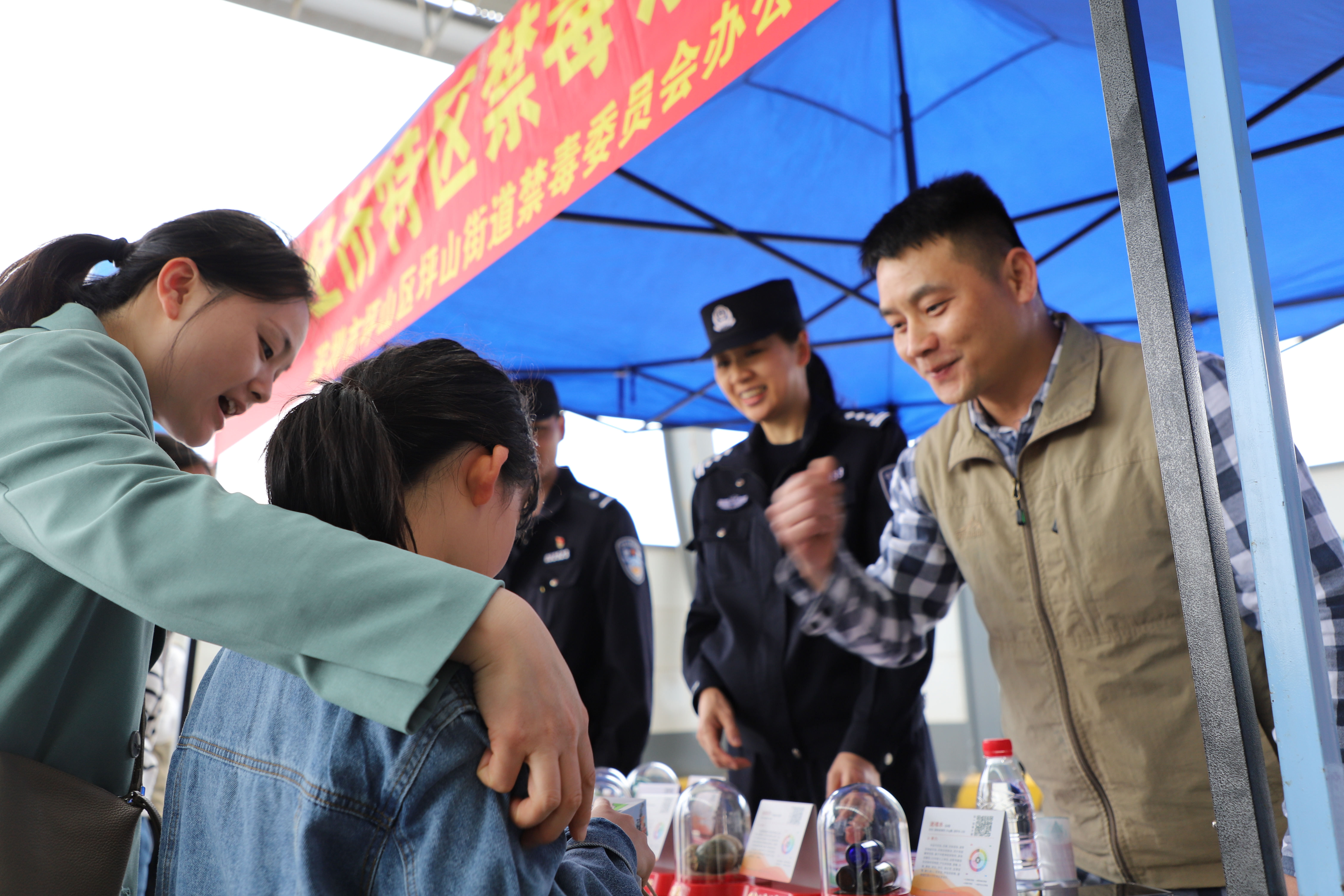 坪山街道禁毒宣传走进高铁站