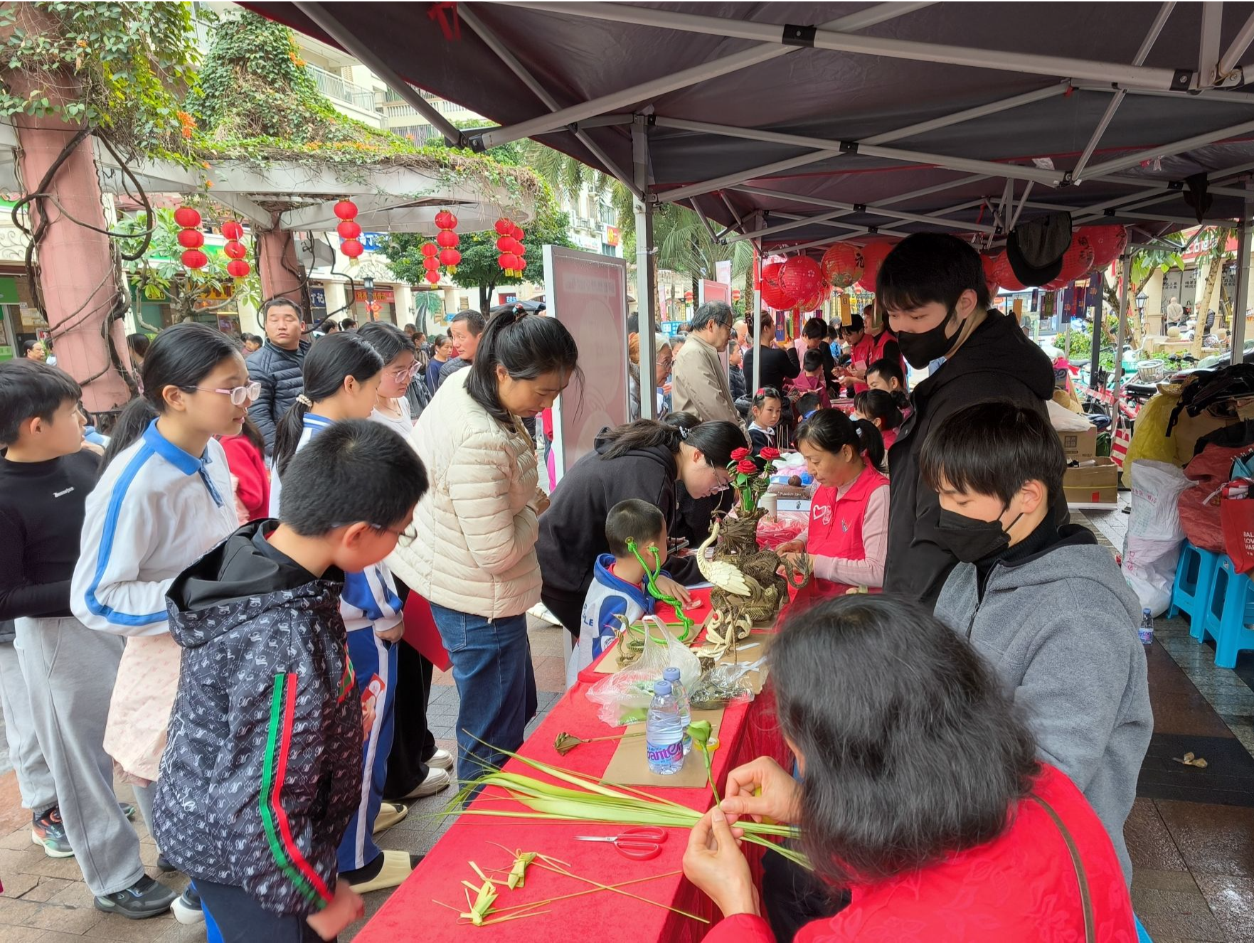 西丽街道丽雅社区开展“月圆人团圆·共赏元宵情”游园活动