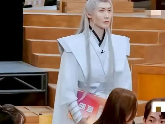 究竟是演员请就位，还是底线在后退？