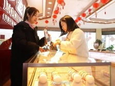 金饰价格每克逼近900元，较年初上涨超90元