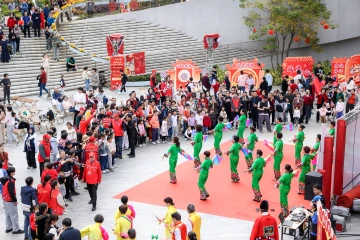 单日吸金600万！香蜜湖国际化街区这场元宵盛宴引领文化交融新范式