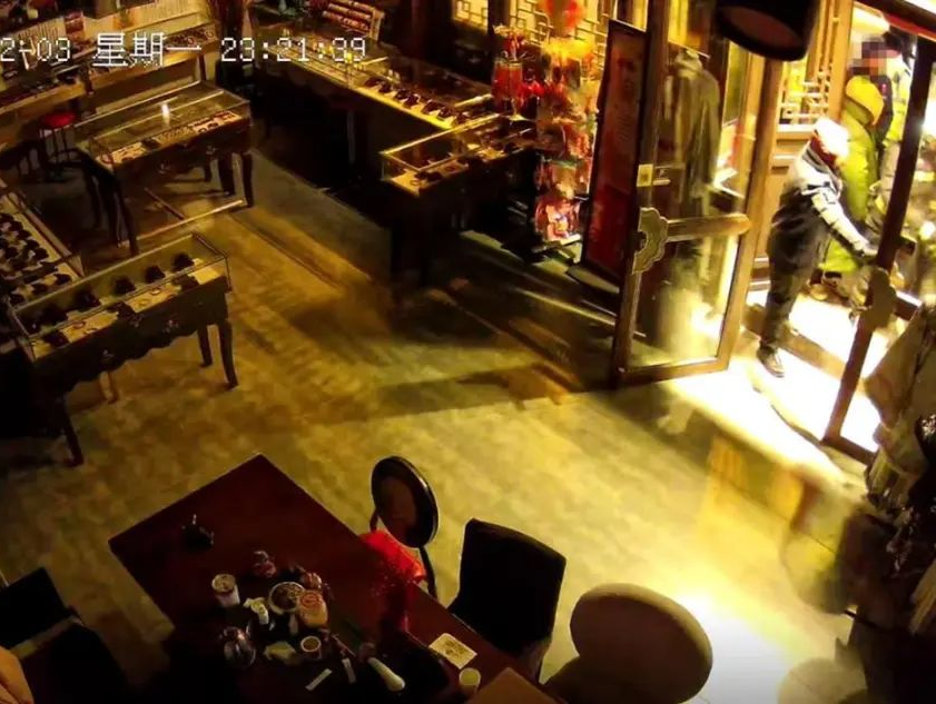 大同古城一店铺因未彻夜亮灯被撬锁开灯？多方回应