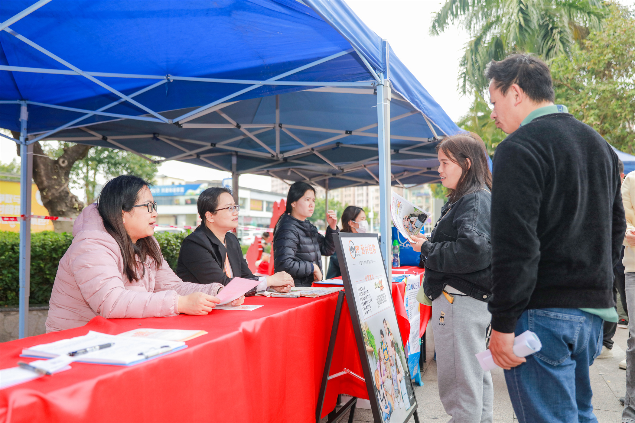 400余名求职者与企业“双向奔赴” 玉塘街道举办“春暖光明”公益招聘会