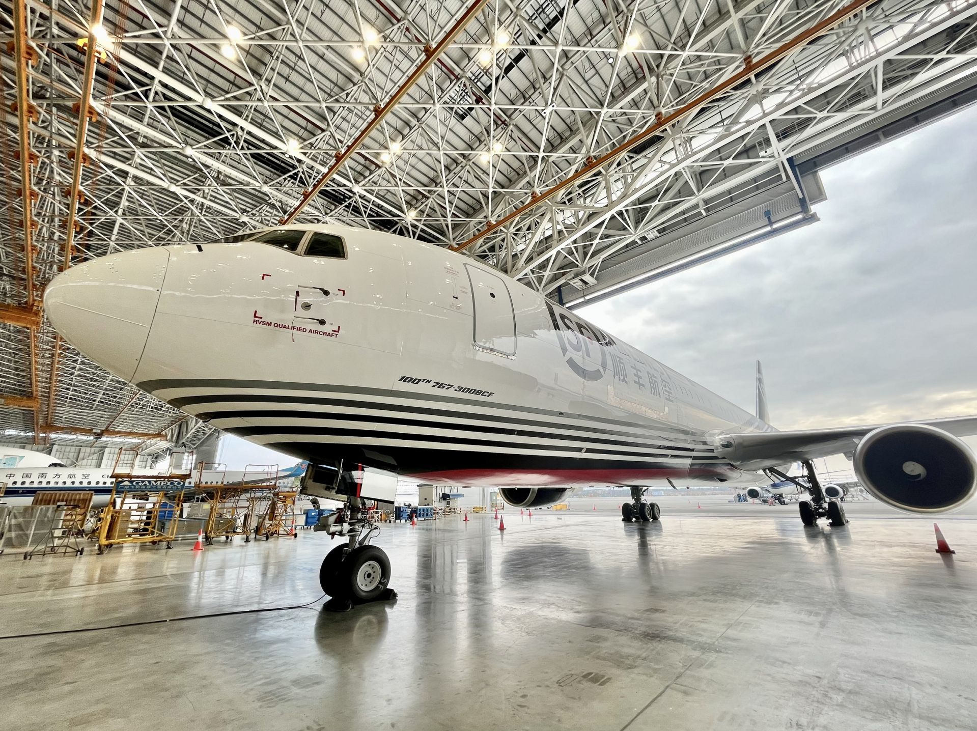 顺丰航空接收全球第100架767-300BCF货机