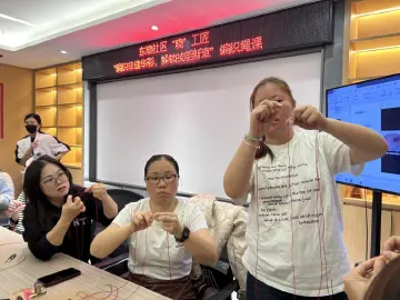 东晓社区编织绳技艺培训班开课