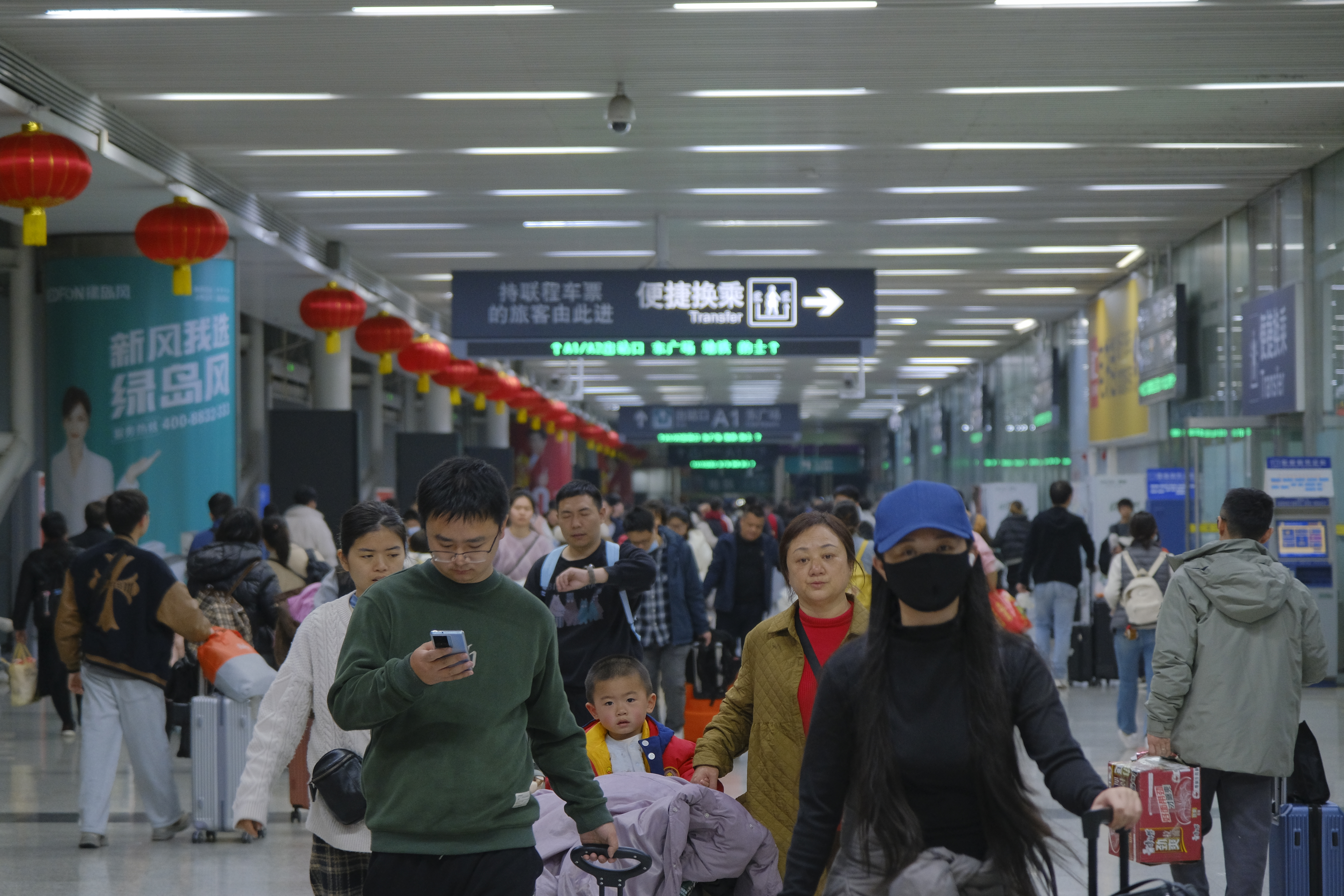 深圳迎来春运节后返程客流高峰，各交通部门多举措保平安有序出行
