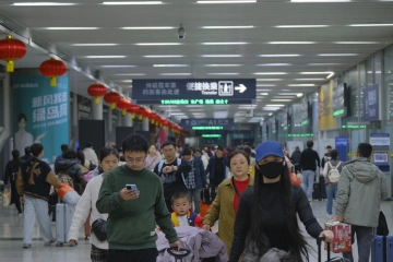 深圳迎来春运节后返程客流高峰，各交通部门多举措保平安有序出行