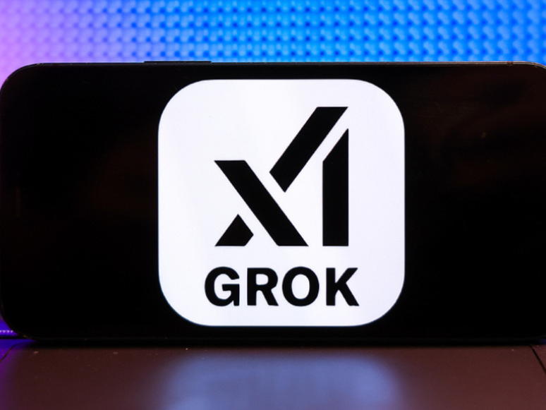超越ChatGPT登顶下载榜！马斯克确认：Grok免费开放直至服务器崩溃