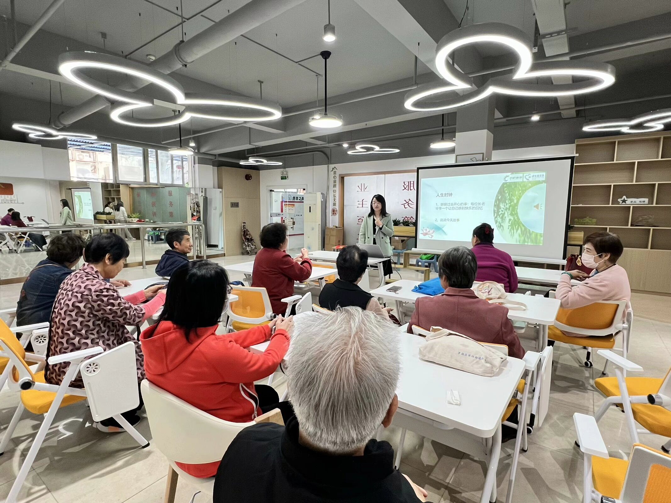 翠达社区开展“回忆青春岁月”叙事治疗辅导活动