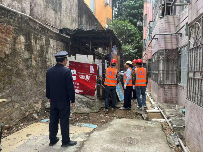零容忍！吉华街道拆除违建铁皮棚