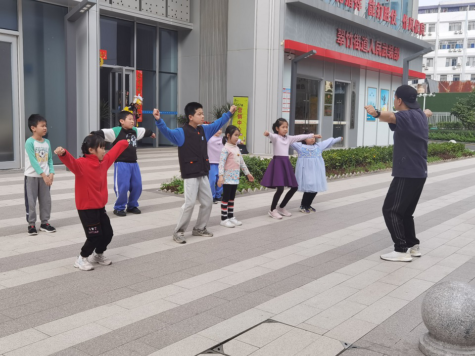 愉天社区开展青少年街舞户外研学集训