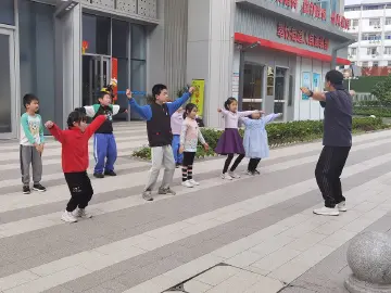 愉天社区开展青少年街舞户外研学集训