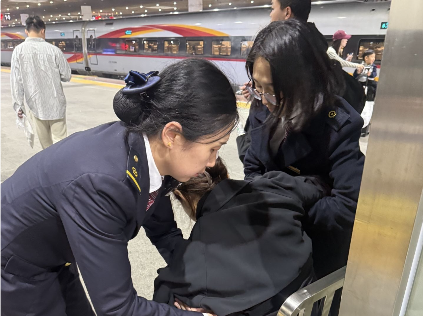 40天春运落幕！深圳北站客运员一直“在线”，持续为旅客注入暖流