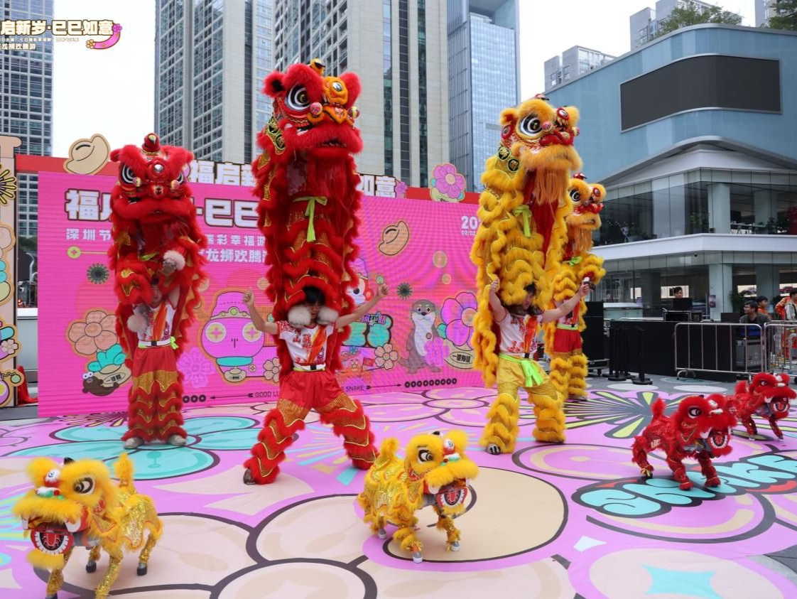传统醒狮和机甲醒狮同台献艺，深圳节日大道初五迎财神