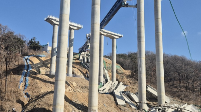 韩国一高速公路在建桥梁倒塌，致3死5伤