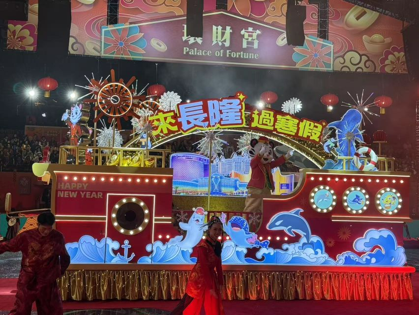 横琴长隆花车惊艳亮相澳门灵蛇献瑞烟花汇演