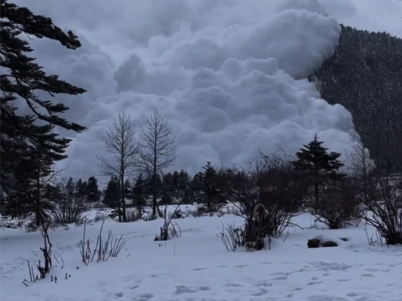梅里雪山发生雪崩，游客：突然听到雷声一样的响声，景区回应