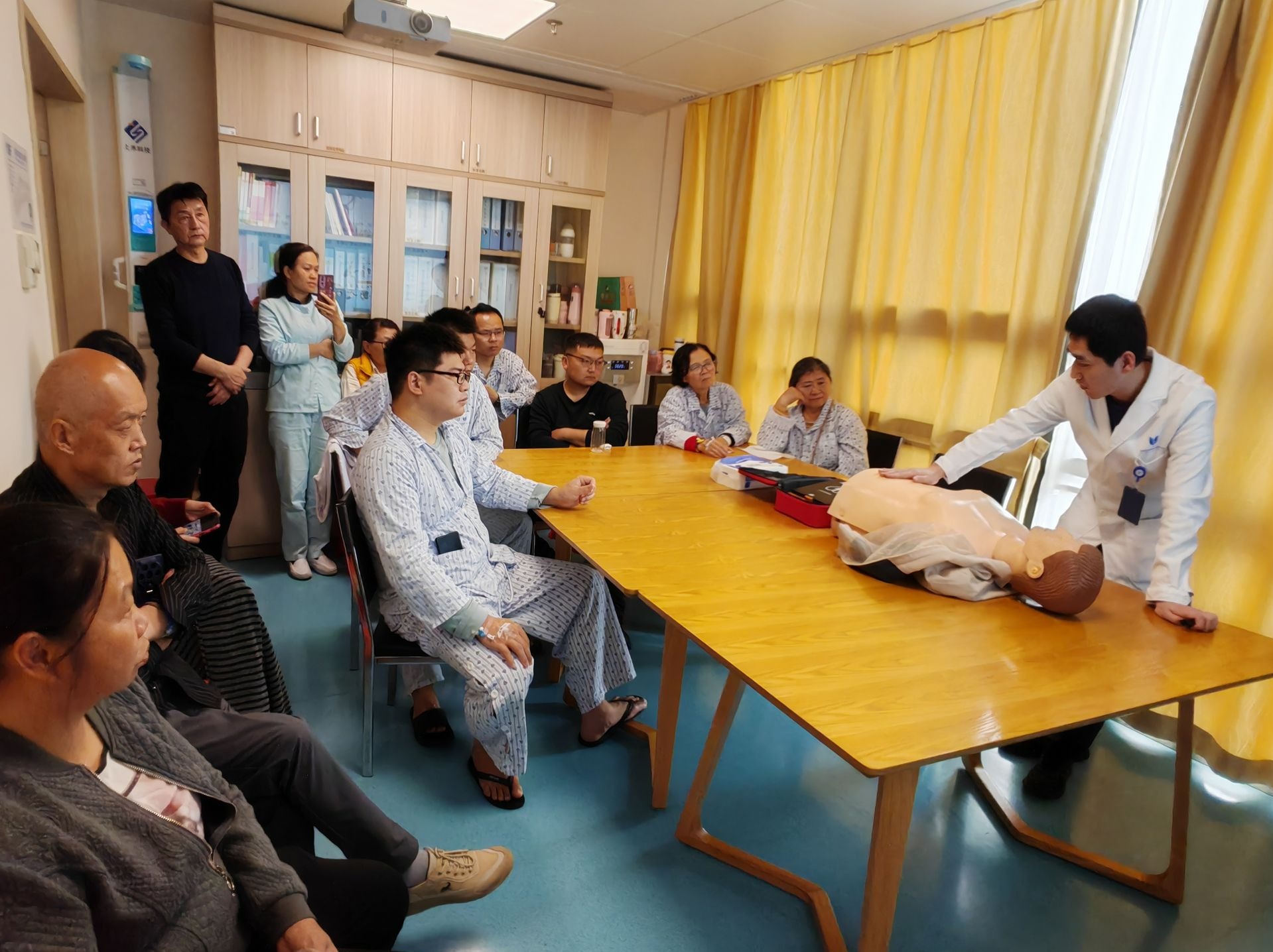 前海蛇口自贸区医院普外甲乳病区开展“救在身边”急救技能实训