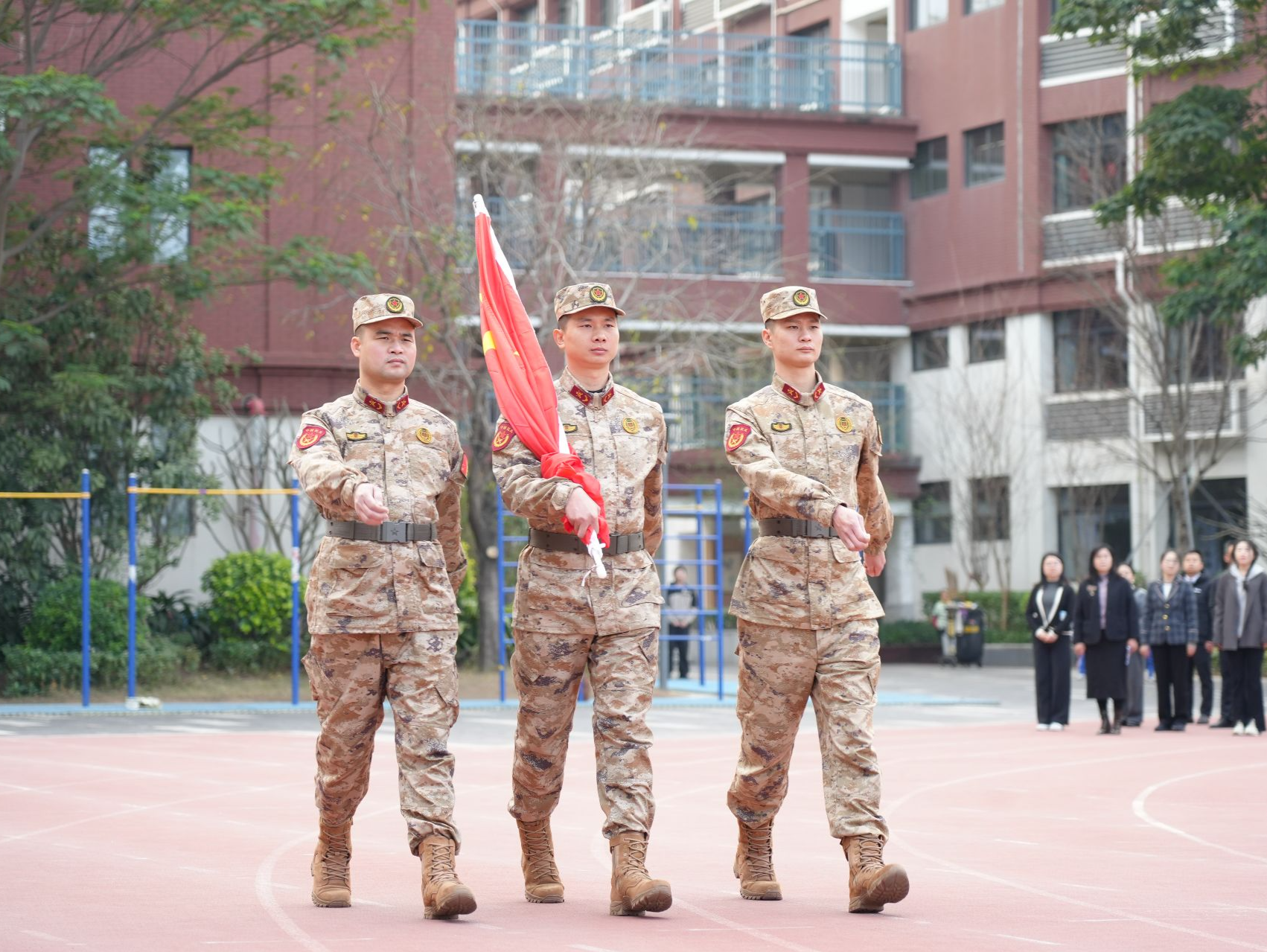 宝安民兵开展中小学升旗活动