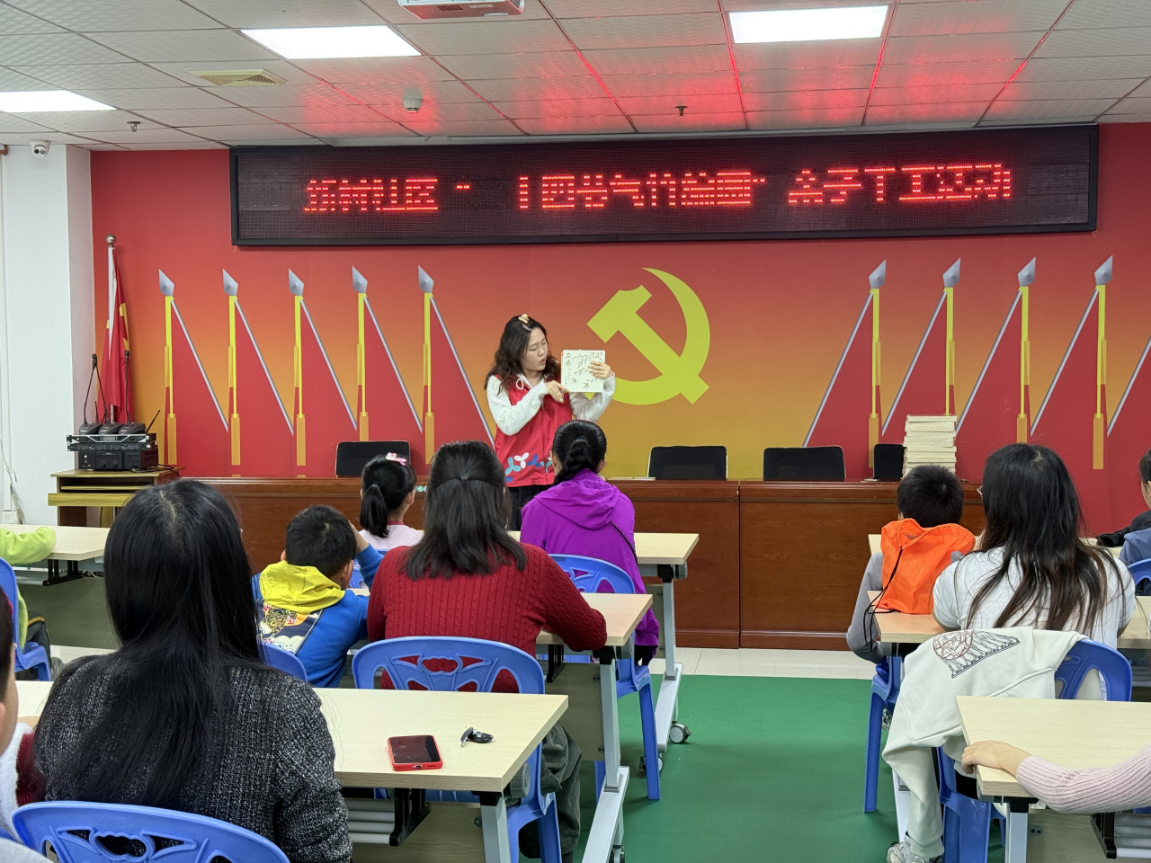 新村社区开展“二十四节气竹编画”亲子活动