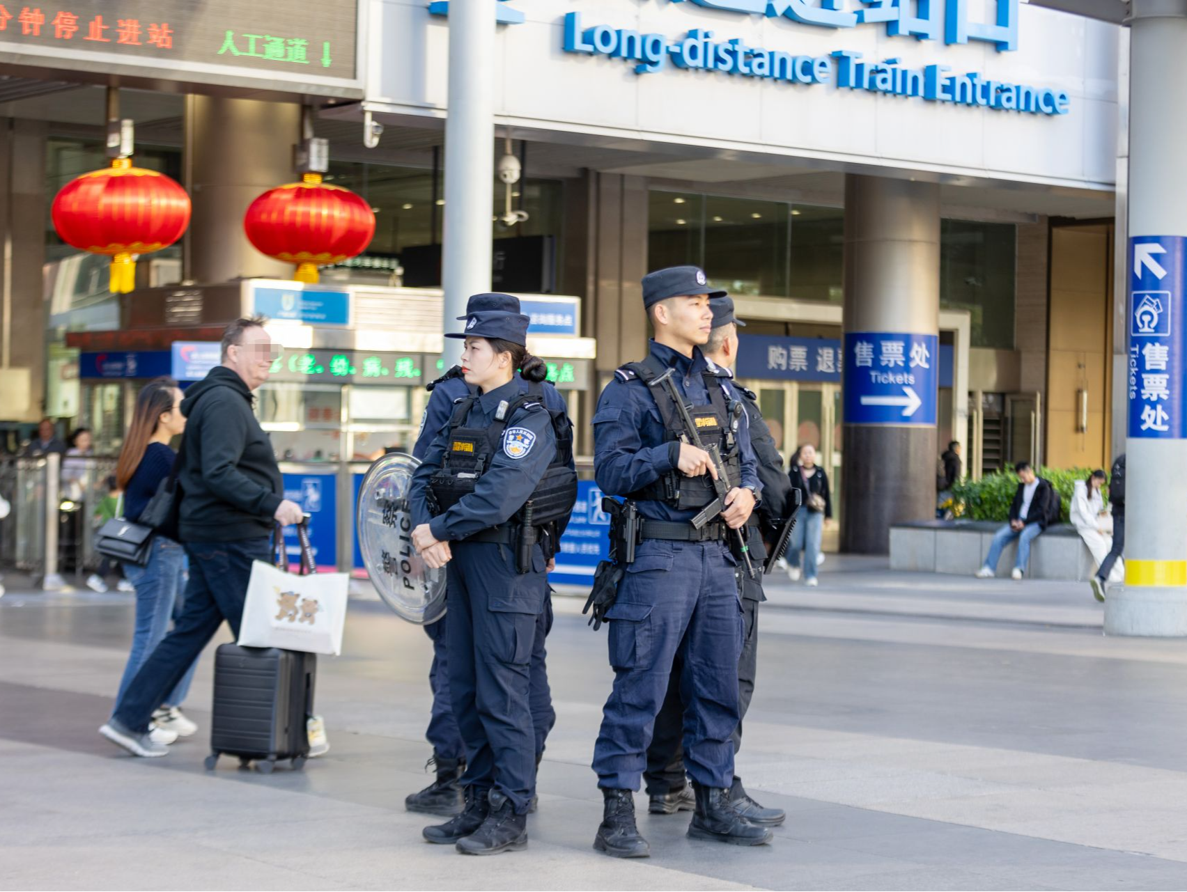 深圳公安每日1.8万警力守护蛇年春节，全市社会面平安喜庆祥和