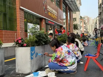 妙笔生花！“小画家”绘出大画廊，龙岗这个社区的花坛美貌值up | 小区大件事