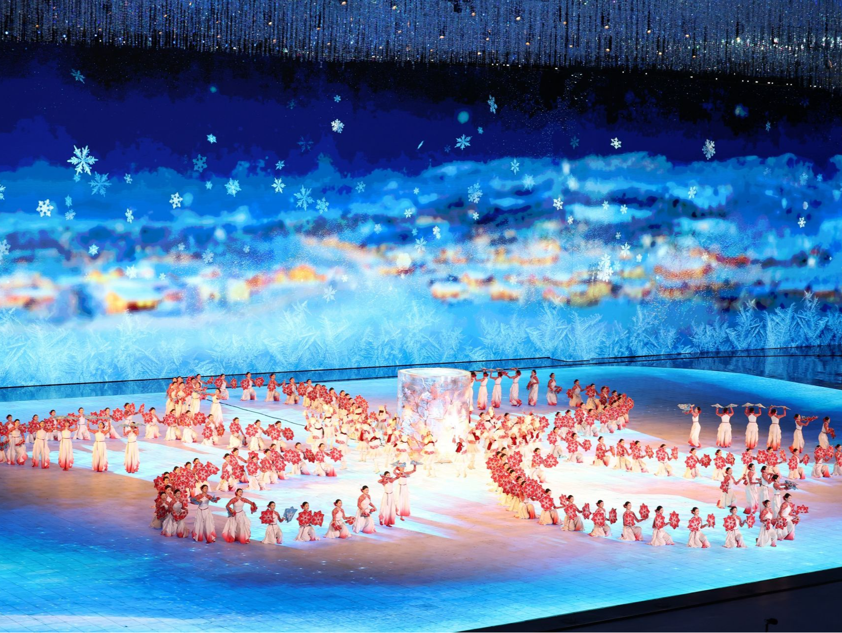 手绢花秒变窗花 滑雪演员飞上天！亚冬会开幕式上演奇幻冰雪夜 