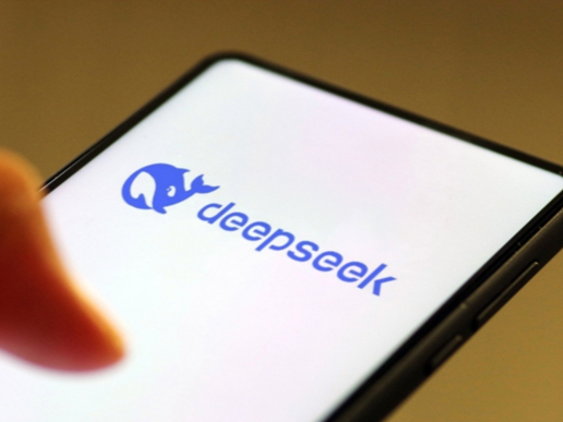 深企法本信息深度融合DeepSeek一年：为多行业智能化转型提供强大动力
