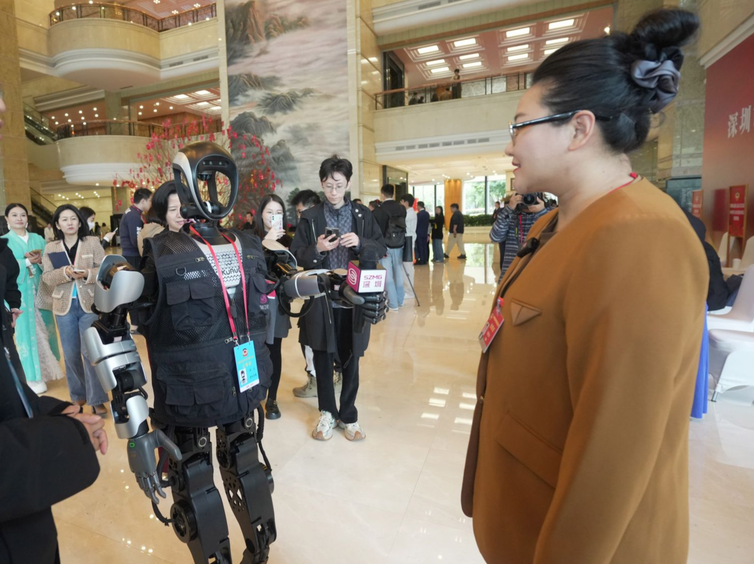 AI翻译官、“赛博外挂”……深圳两会上演“科技秀”