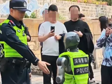 起猛了！深圳警察蜀黍上线超“硬核”上班搭子，网友：回头率+安全感up↑