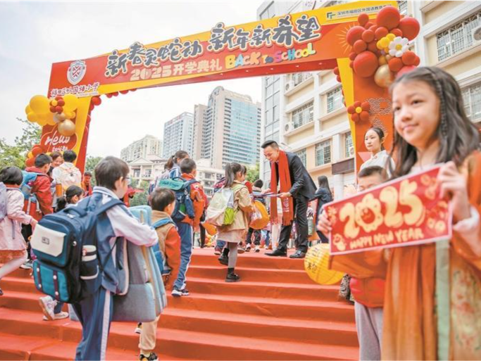 深圳中小学开学首日迎新活动丰富多彩！春天里百花香，学子们返课堂