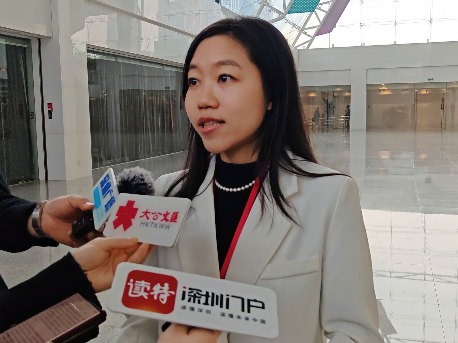 香港青年旁听深圳政府工作报告：粤港澳大湾区发展是“强心针”