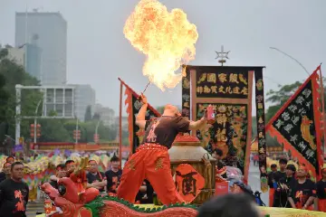 20多支队伍轮番上场，万人行非遗表演吸睛