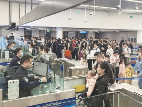 “探亲游”“购物游”持续火爆 深港居民互“串门”度佳节