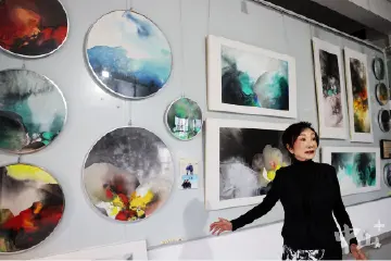 水墨画里的海洋世界，中山华侨艺术家虞兰因画作惊艳艺术大展