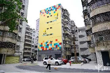 马赛克公仔墙亮相，中山东区街道老旧小区秒变打卡点