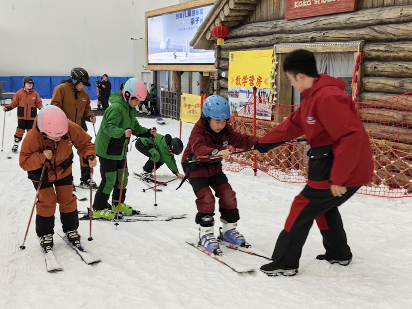 深圳举行听障家庭亲子冰雪活动